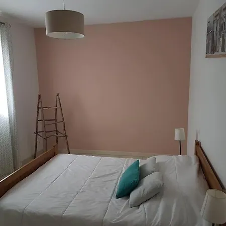 Agreable Maison Entre Riviere Et Centre Du Village Avec Piscine Сasa de vacaciones